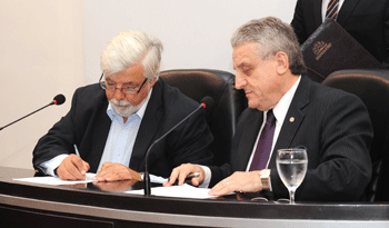 Autoridades en firma del convenio