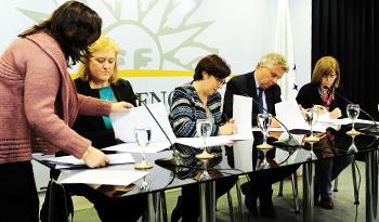 Firma de convenio en favor del cuidado de embarazadas y bebés, por parte de autoridades de organismos vinculados con la Salud