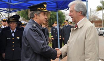 Presidente Tabaré Vázquez saluda al comandante en jefe de la Fuerza Aérea, general del aire Washington Martínez