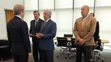 Tabaré Vázquez, Miguel Ángel Toma y Rodolfo Nin Novoa, con embajador español José Javier Gómez-Llera
