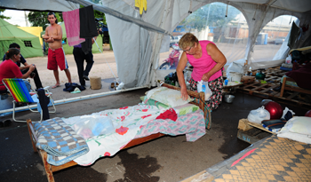 Las personas desplazadas vuelven a sus hogares en la medida que bajans las aguas del río Uruguay