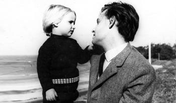 Eduardo Hughes Galeano y su hija Verónica. Foto del archivo personal familiar.