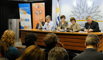 Ministra Marina Arismendi y demás autoridades en presentación del Mes de la Primera Infancia