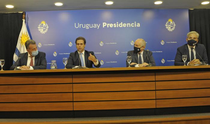 Presidente Lacalle Pou y autoridades