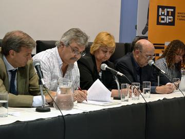 Autoridades firmando convenio