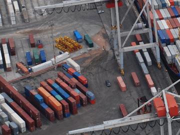 Contenedores en puerto