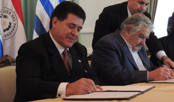 Presidentes Horacio Cartes y José Mujica firman convenios