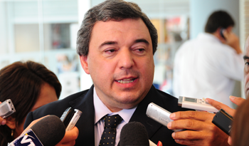 Ministro de Economía y Finanzas, Mario Bergara, en declaraciones a la prensa