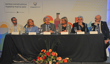 Ministro Danilo Astori, acompañado por los ministros participantes en el cierre de Uruguay Natural 2015