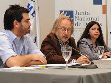 apertura del seminario Autoridades en seminario “Políticas públicas: experiencias de participación y organización comunitaria de la sociedad civil”