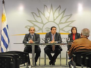 Subsecretario de Relaciones Exteriores, Luis Porto, prosecretario Diego Cánepa y ministra de Salud Pública, Susana Muñiz