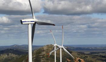 Los parques eólicos ya se reiteran en las zonas elevadas de la campiña uruguaya
