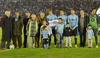 Autoridades nacionales con la Selección Uruguaya de Fútbol en el Estadio Centenario