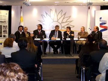 Vista de la mesa con los participantes del lanzamiento