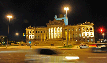 Fachada del Palacio Legislativo iluminada de color amarillo