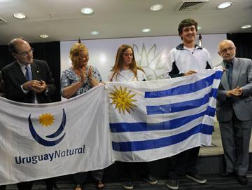 Ministra de Turismo, Liliam Kechichián entrega Pabellón Nacional a delegación de escolares