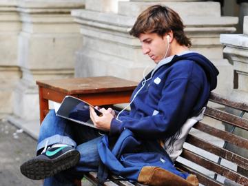 Joven leyendo