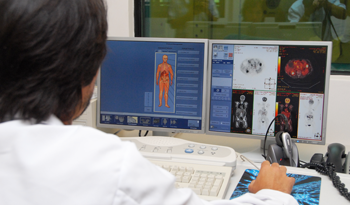 Joven en computadora. Foto de archivo