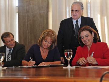 Presidenta de ANTEL, Carolina Cosse e intendenta, Ana Olivera firman convenio