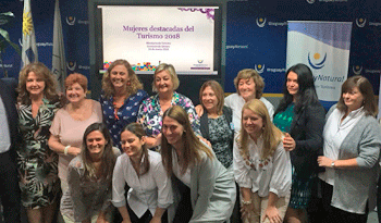 Ministra Kechichian con mujeres homenajeadas por su labor Ministra Kechichian con mujeres homenajeadas por su labor
