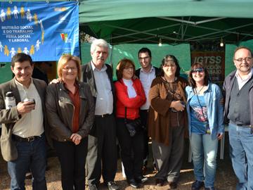 Ministro Brenta junto a participantes de la III Feria Social y Laboral binacional de los pueblos de frontera