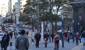 Gente transitando por la avenida 18 de Julio, en Montevideo