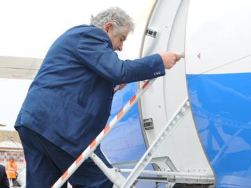 Mujica subiendo al avión