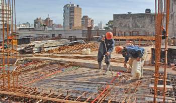 Obreros de la construcción trabajando