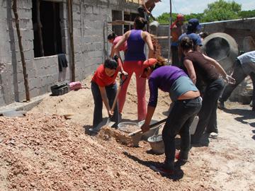 Mujeres trabajando en la construcción