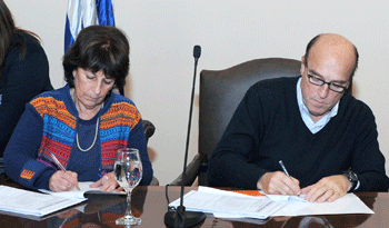 Firma de convenio.