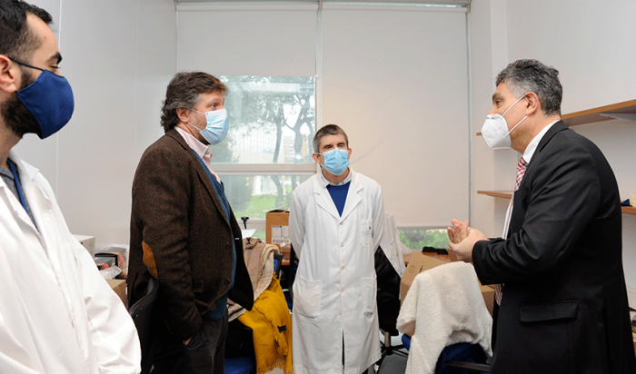 Isaac Alfie durante su recorrida por el Instituto Pasteur