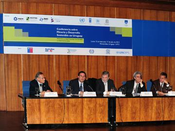 Autoridades en la conferencia sobre minería y desarrollo sostenible en Uruguay