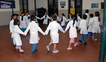 Niños juegan en recreo Niños juegan en recreo