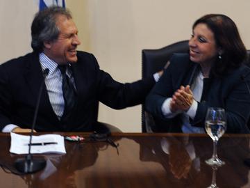 Autoridades en la firma del convenio para facilitar trámites a uruguayos residentes en el exterior