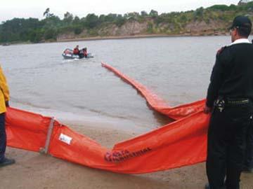 Barreras de contención para el derrame en el Arroyo Solís