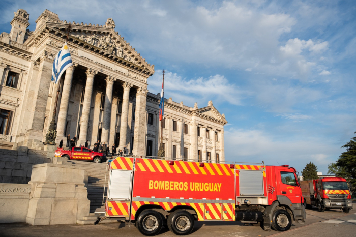 Camión de Bomberos frente al Palacio Legislativo