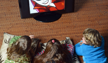 Mirar televisión, uno de los consumos culturales de los uruguayos Mirar televisión, uno de los consumos culturales de los uruguayos