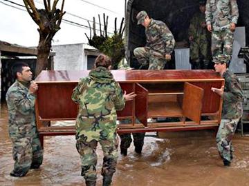Efectivos del ejército ayudan en tareas de evacuación de familias afectadas