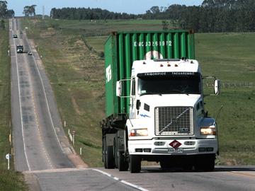 Camión de carga transitando por rutas uruguayas