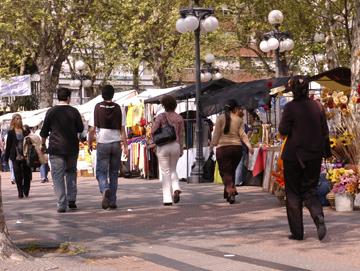 Foto de gente caminando en la calle