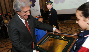 Presidente Tabaré Vázquez recibe reconocimiento de la comunidad armenia