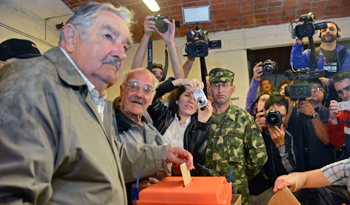 Presidente José Mujica al momento de sufragar