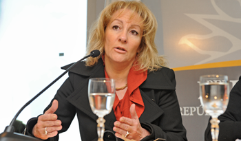 Ministra de Industria, Energía y Minería, Carolina Cosse, en la conferencia de prensa realizada en la residencia de Suárez y Reyes