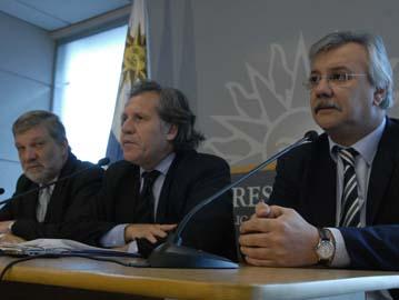 Vista de la mesa con los 3 ministros