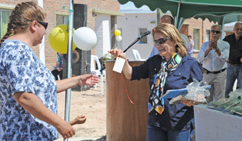 Ministra Eneida de León entrega viviendas en Paysandú