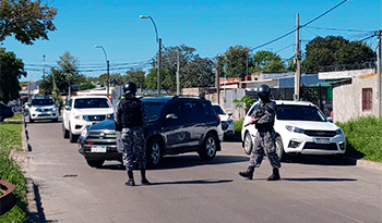 Operativo policial en barrio Villa Española Operativo policial en barrio Villa Española