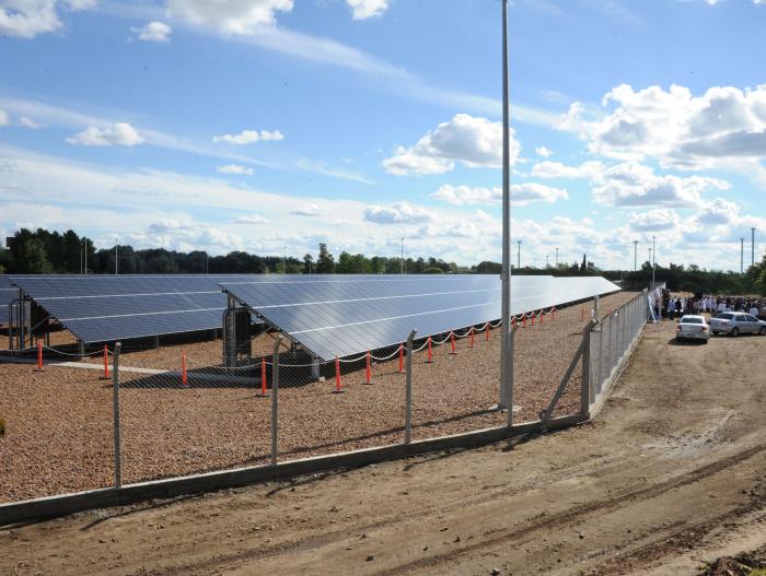 Paneles de energía fotovoltaica instalados en Salto