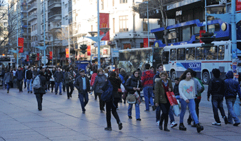 Gente caminando en Montevideo