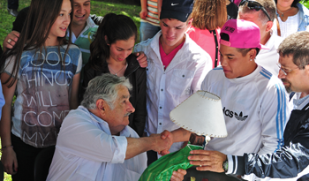 El Presidente José Mujica al momento de recibir un regalo de los niños y adultos homenajeados
