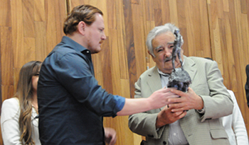 Presidente Mujica recibe el premio Corazón de León en la Universidad de Guadalajara